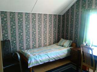 Отели типа «постель и завтрак» Paulas Cottage B&B Lappila Трехместный номер с основными удобствами и общей ванной комнатой-3